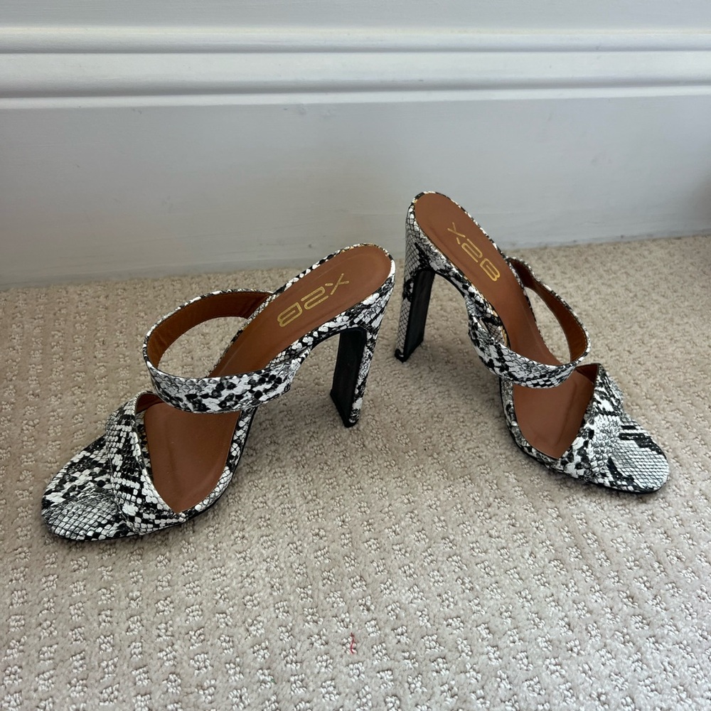 Sexy snack print heel never worn